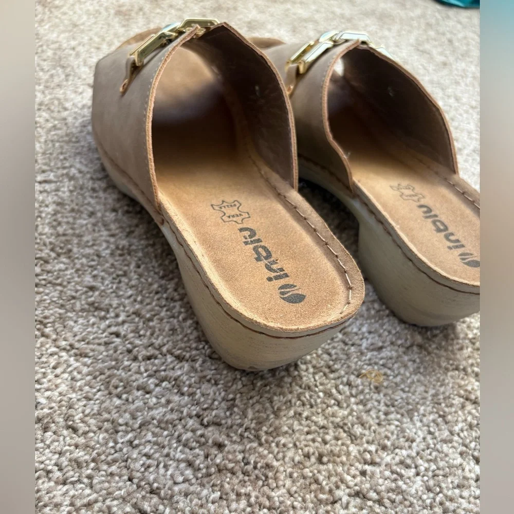 Inblu Women’s Suede Peep Toe Sandals with Gold Detail – Comfort & Style - Picture 4 of 9
